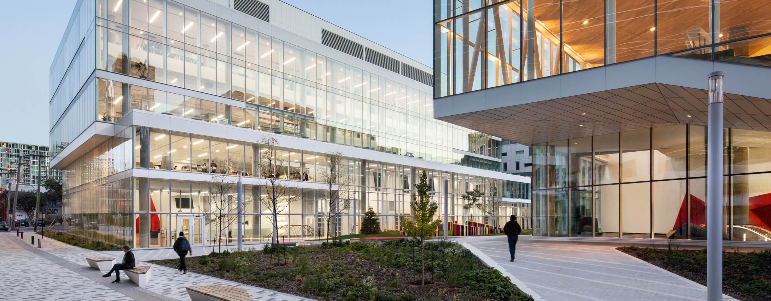 Campus moderne de l'École de technologie supérieure (ÉTS) dans le quartier Griffintown à Montréal avec architecture futuriste
