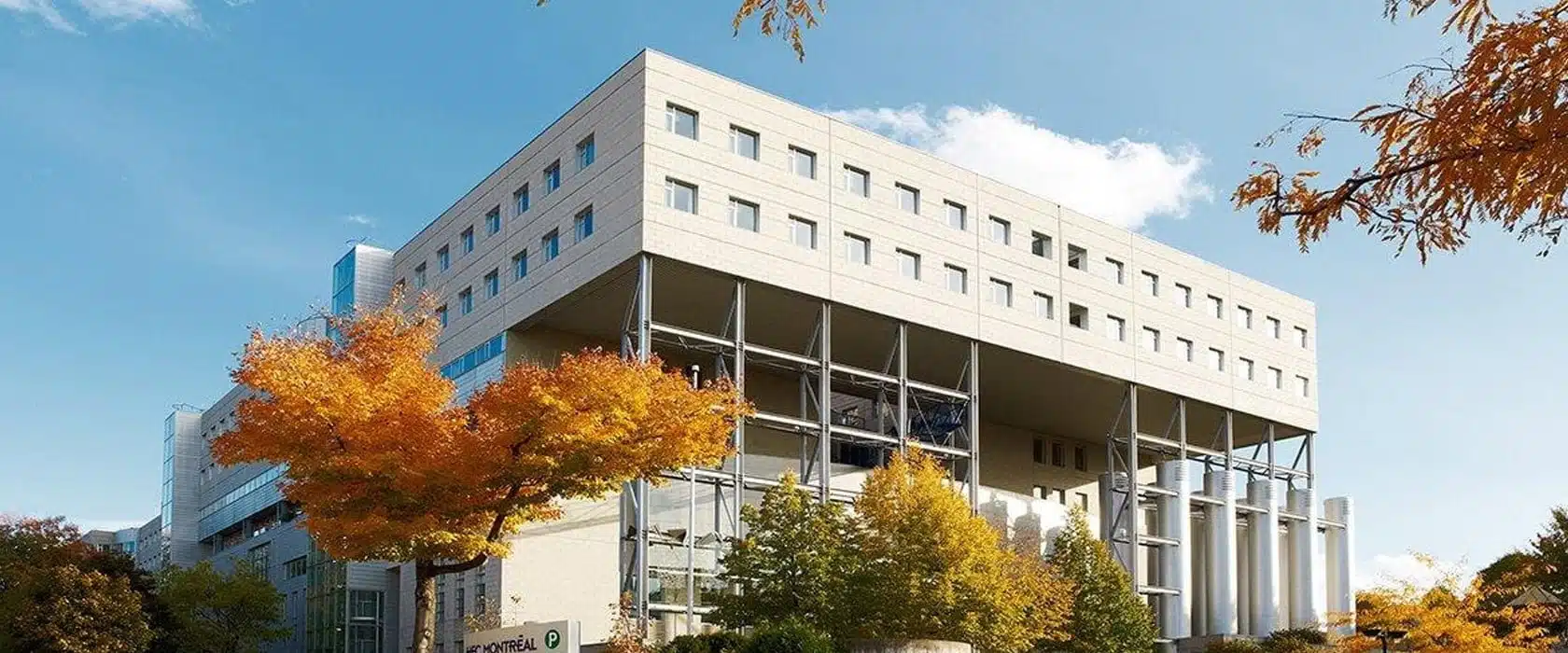 Campus de HEC Montréal en automne avec architecture moderne et couleurs automnales sur la Côte-des-Neiges