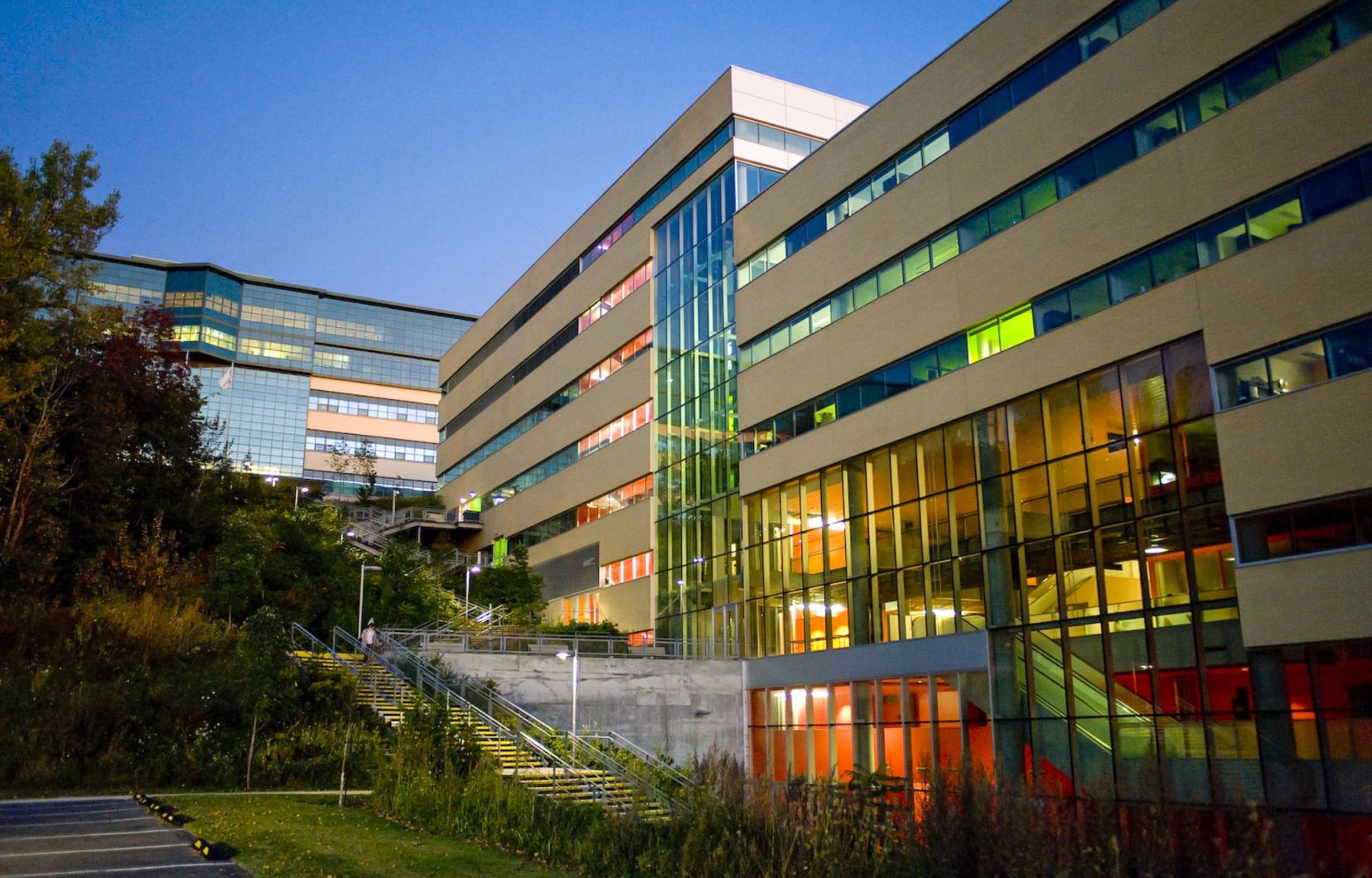 Campus de Polytechnique Montréal avec architecture moderne colorée et éclairage nocturne sur le Mont-Royal