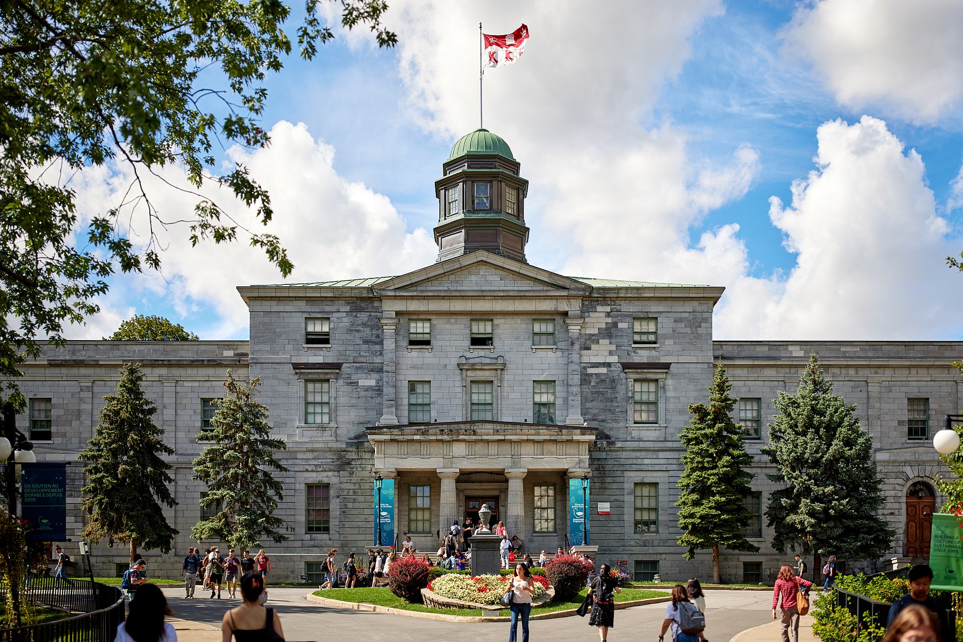 Arts Building de l'Université McGill avec étudiants sur le campus historique de Montréal