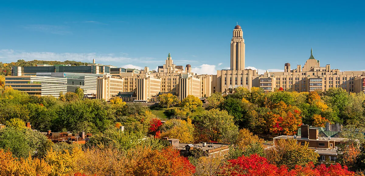 Campus de l'Université de Montréal (UdeM) en automne avec le pavillon principal et les couleurs automnales