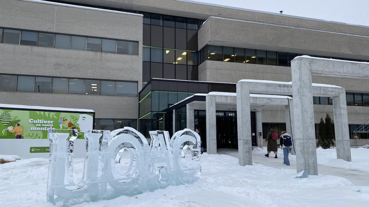 Campus UQAC Chicoutimi hiver sculpture glace université Québec