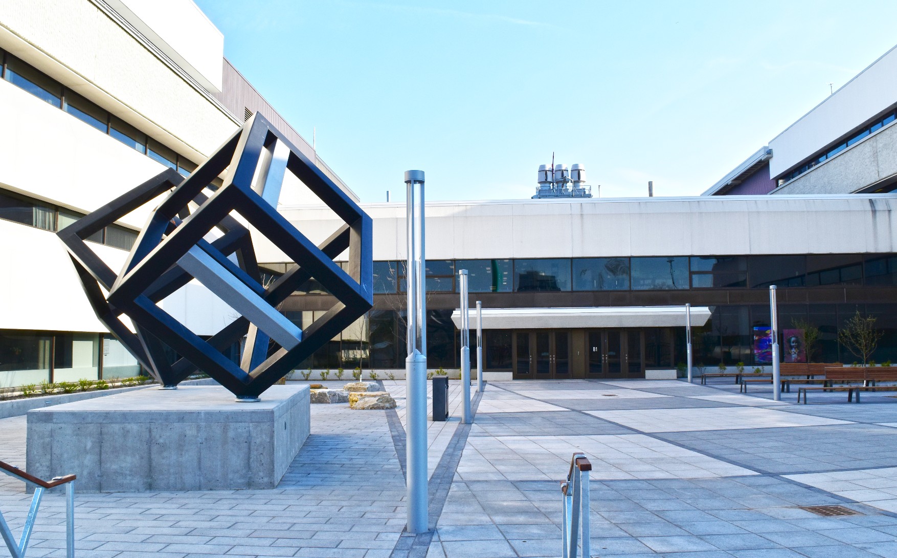 Campus moderne de l'UQTR à Trois-Rivières avec sculpture contemporaine et architecture épurée